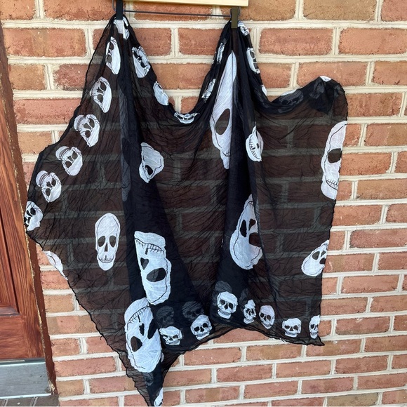 Black and white skull scarf or wrap - Picture 5 of 5